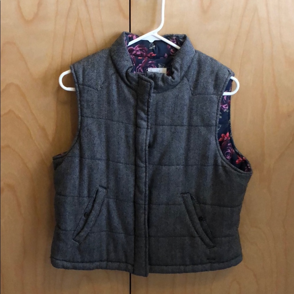 Grey Levi’s puffy vest